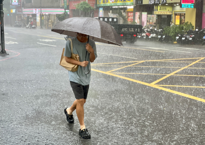 午后对流云系发展旺盛，易有短延时强降雨，中央气象署发布大雨特报。（陈信翰摄）