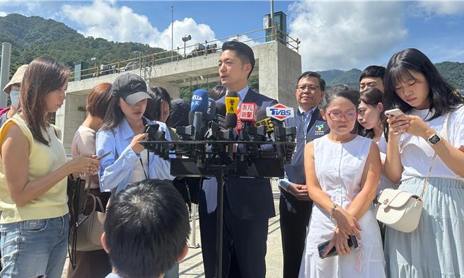 针对近日台北市频频无预警停电，台北市长蒋万安20日受访时也向中央喊话，不要让民众每天提心吊胆，担心下一刻是否会停电或跳电，也不要让产业人心惶惶，认为突然无法稳定的供电。（丁上程摄）