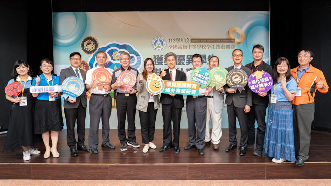 國教署彭富源署長與執行學校師長合影。(照片/教育部提供)