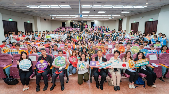 海外專業研習成果發表會大合照。(照片/教育部提供)