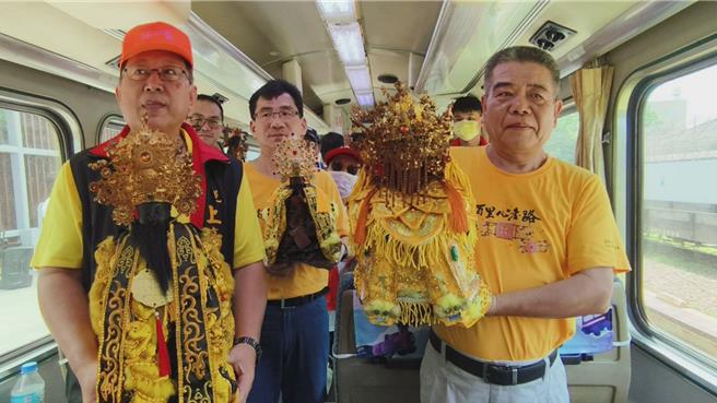 嘉义市天后宫妈祖偕玄天上帝今日搭乘阿里山小火车上山，为林铁全线通车沿途洒净祈福。（廖素慧摄）