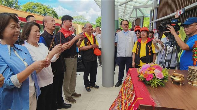嘉义市长黄敏惠偕林铁处长黄妙修拈香参拜天后宫妈祖及北门玄天上帝祈安。（廖素慧摄）