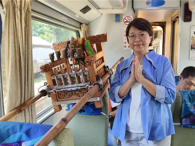 林铁处长黄妙修陪同天后宫妈祖搭阿里山小火车沿途祈安。（廖素慧摄）
