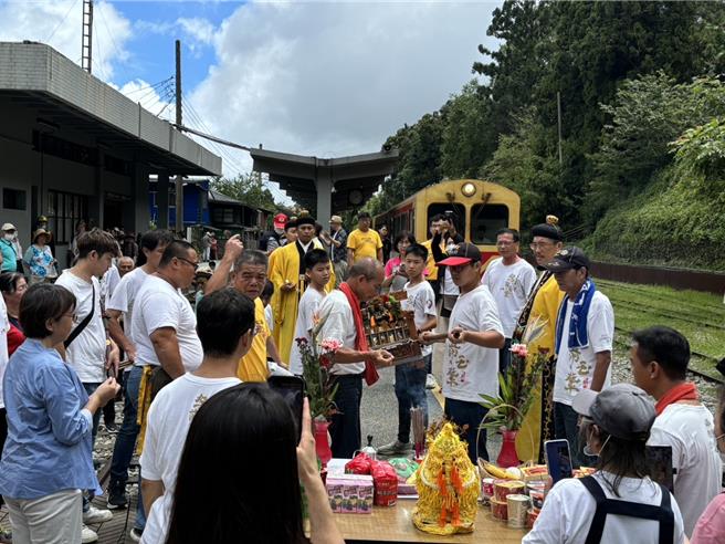 嘉义市天后宫妈祖在奋起湖车站洒净祈安。（王广礼提供／廖素慧嘉义传真）