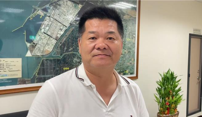 麦寮乡长许忠富表示，公所的立场是希望麦电赶快把时程定下来，把天然气接收站赶快做起来，在还没有做好之前，要延役的话，公所没有什么特别的意见。（周丽兰摄）