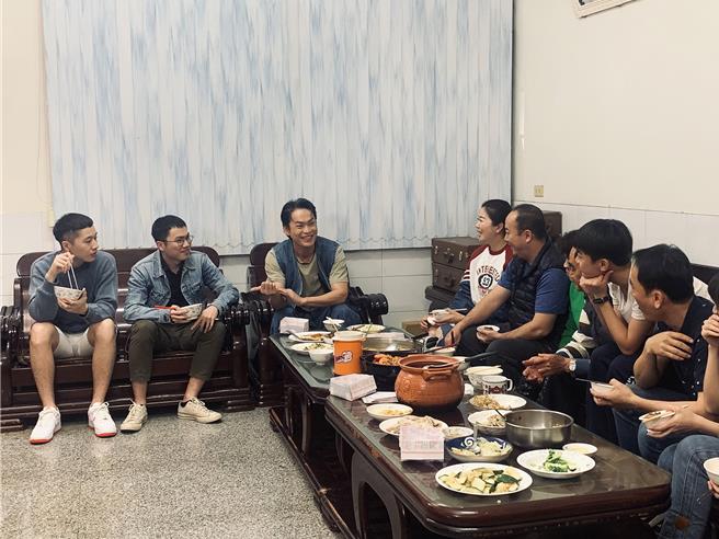 黄镫辉（左3）分享人生经歷。（公共电视提供）