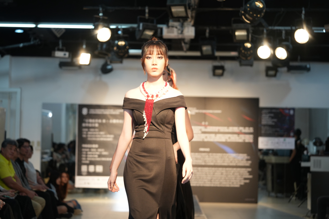 周嘉政老师所设计的贝壳饰品，在模特与镁光灯的衬托下光彩夺目。(照片/醒吾科大提供)