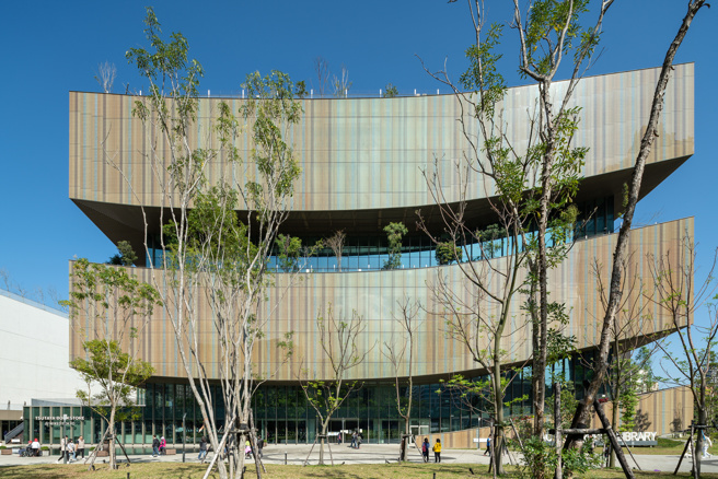 位于桃园市中心艺文特区的「桃园市立图书馆新总馆」俨然成为核心地标，拥有电影院、复合式文艺等空间，成为桃园居民假日休憩好去处。(图/业者提供)