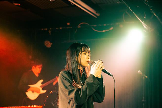 縉Jin推出新曲〈山頂〉。（混血兒娛樂提供）