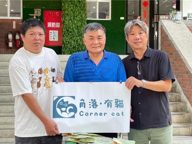 明阳中学校长涂志宏（中）说，犬猫改变了重刑青少年的情绪，规范他们的行为，增强了他们的责任感。（林雅惠摄）