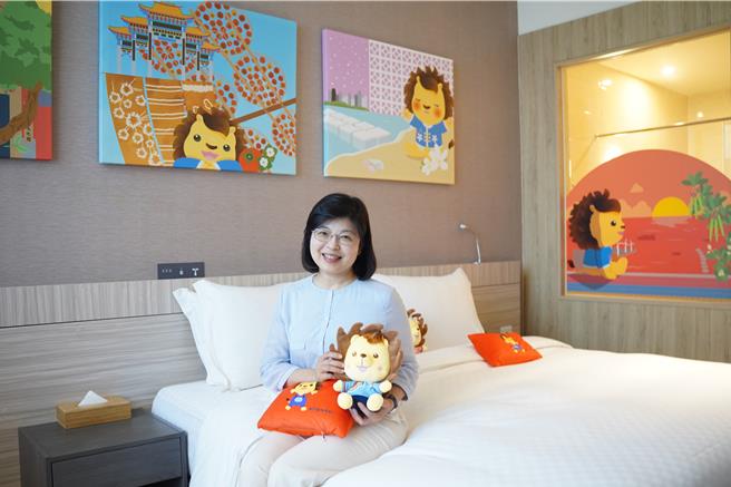 新竹縣府祕書長李安妤參觀皮皮獅主題套房。（新竹縣府提供／邱立雅竹縣傳真）