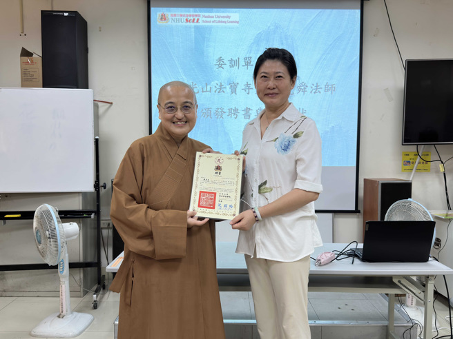 此次禮請揚名兩岸熟齡藝術生命繪本名師羅智容。(照片/南華大學提供)