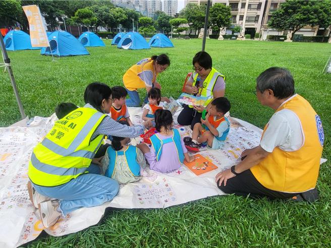 幼兒園學校師生參與演練，防災教育向下扎根。（蘆洲區公所提供）