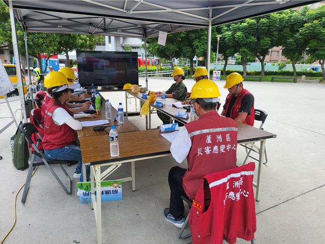 資訊媒體即時介接，指揮官現場坐鎮掌握災情及收容概況。（蘆洲區公所提供）