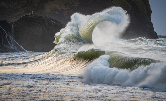 俄罗斯一对年轻情侣在海边晒恩爱，不料亲热到一半，女方却被巨浪卷走。(图:shutterstock/达志)