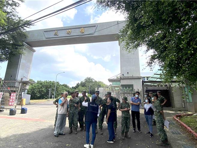 成功岭正门口匯集成功东路等多条道路，每逢士官兵放假或是收假严重影响交通，台中市议员林昊佑邀集在地里办到成功岭营区正门口与军方会勘。（冯惠宜摄）