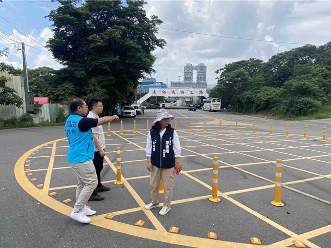 成功岭正门口匯集成功东路等多条道路，每逢士官兵放假或是收假严重影响交通，台中市议员林昊佑邀集在地里办到成功岭营区正门口与军方会勘。（冯惠宜摄）