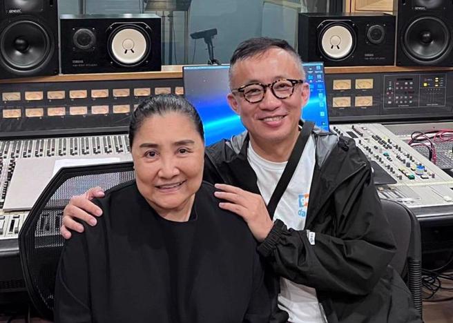 許常德為陳盈潔雪中送炭。（圖／許常德的地下手記臉書）