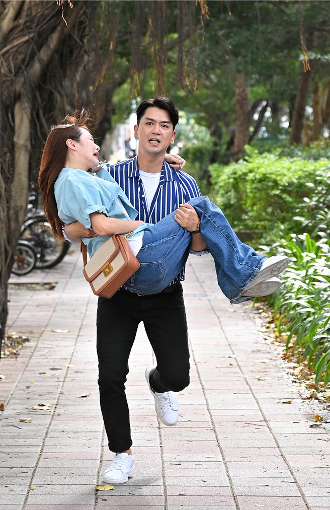 潘逸安新娘抱茵芙送医。（台视提供）