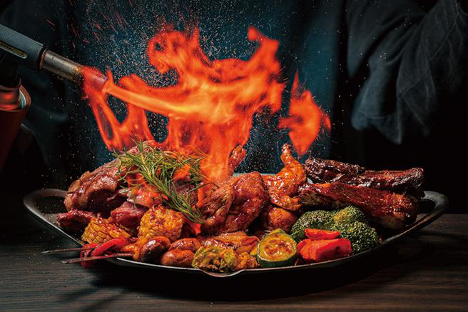 宠物友善「萤火部落」铸火料理陆综拼盘2至3人份，1450元。（SOGO提供）