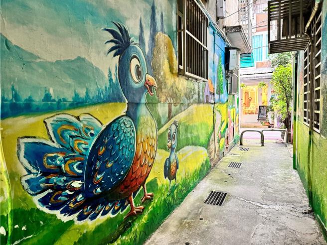 板桥区新埔里以「绿意森林、动物」为主题，彩绘美化污水接管完成的后巷。（水利局提供）