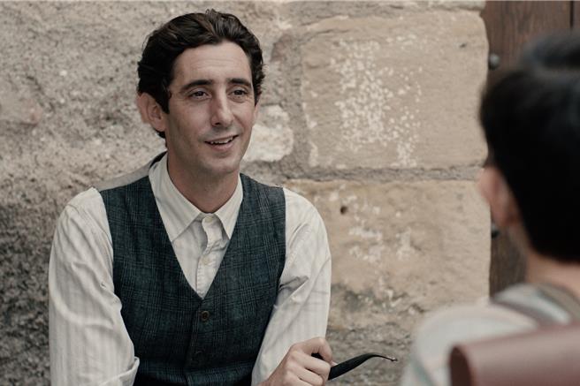 安瑞克奧奎爾為了還原人物，不僅嘗試揣摩姿勢，更堅持要以「加泰隆尼亞口音」演出。（采昌影業提供）