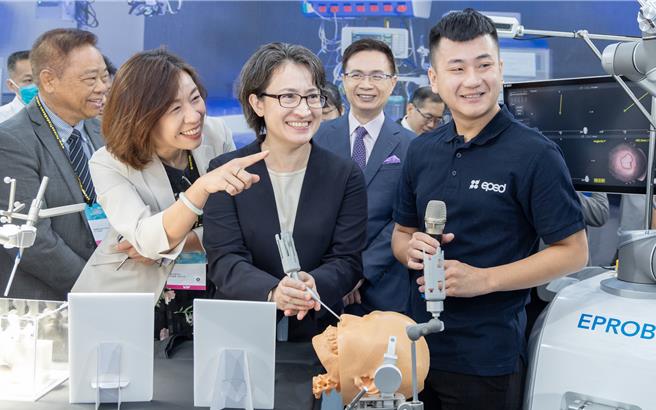 副总统萧美琴出席「2024台湾国际医疗暨健康照护展」(总统府提供)