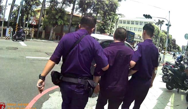 蔡姓車手（中）出任務遭警方識破，依法送辦。（讀者提供／張毓翎台南傳真）