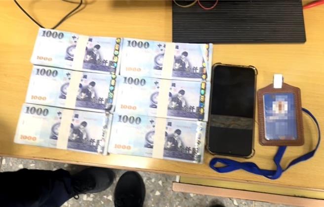 被害女子在接獲員警通知後，才恍然大悟，原來自己誤入詐騙陷阱，感謝員警幫忙拿回60萬元積蓄。（讀者提供／張毓翎台南傳真）