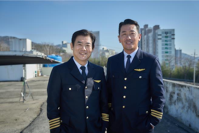 成东镒（左）、河正宇主演《亡命机劫》。（索尼影业提供）