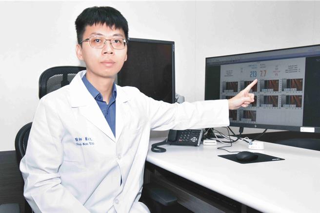 彰基胃肠肝胆科主治医师萧舜文表示，黄女士经过治疗过后肝纤维化降至7.7，有明显改善。（提供／叶静美彰化传真）