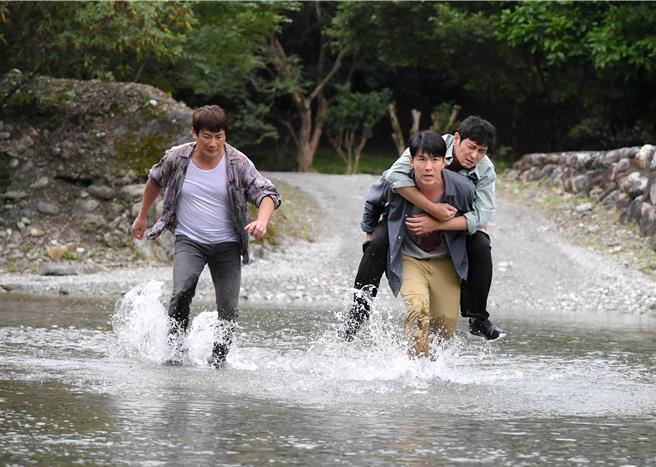 江宏恩（左起）和揹著陳冠霖的黃少祺戲裡一起逃亡，吃足苦頭。（三立提供）