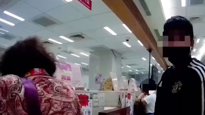 经过警方与行员的反覆劝说，老妇人终于打消了提领巨款的念头，并通知家属前来接应，成功保住了多年积蓄。（翻摄画面）

