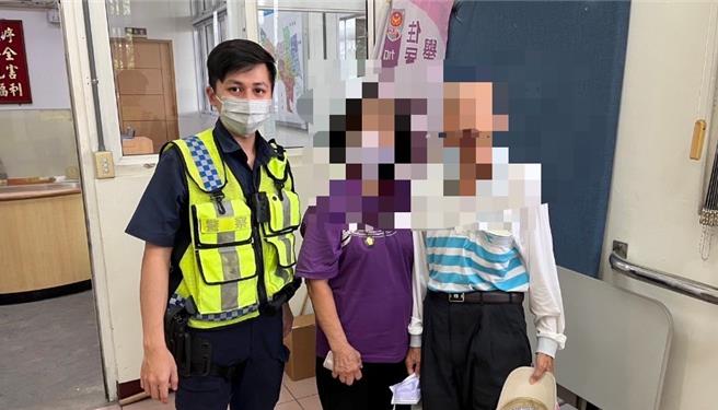 員警將黃姓老翁載回所內休息，老翁妻子對丈夫能平安回家充滿喜悅，對員警的用心及感謝更溢於言表。（民眾提供／葉靜美彰化傳真）