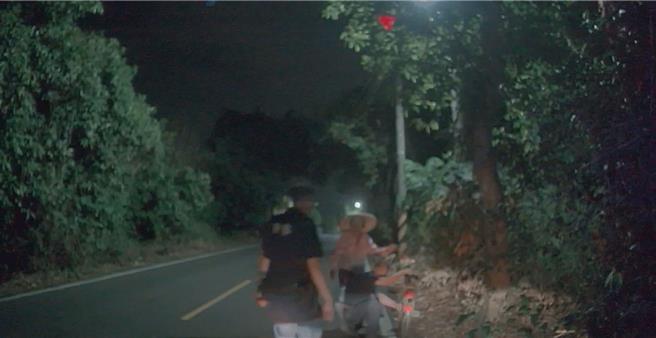 員警在漆黑夜晚發現獨行的張姓老婦，主動上前關心，並將老婦安全送回其住家，婦人及其家屬對警方在深夜能提供如此即時周全的協助表示感謝。（民眾提供／葉靜美彰化傳真）