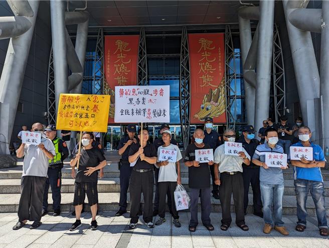 嘉義市清廉參政委員會召集人陳英華今日到市府前舉牌抗議，警方現場維安。（廖素慧攝）