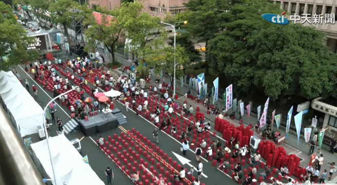 20日傍晚6点从空拍画面看，青鸟聚集人数仍不多，已摆出的红椅留下大片空位，道路旁堆满閒置板凳。（图／取自中天直播）