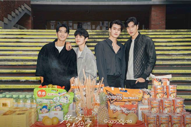 涂善存（左一）、张丰豪（左二）、Jame Kasama（右二）、刘泯廷（右一）横跨台泰与影歌各界艺人热闹参演，带来充满火花的高顏值黄金卡司群演组合。（GagaOOLala提供）