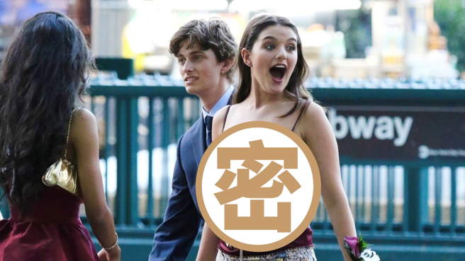 舒莉盛装出席高中毕业舞会。(图／达志)