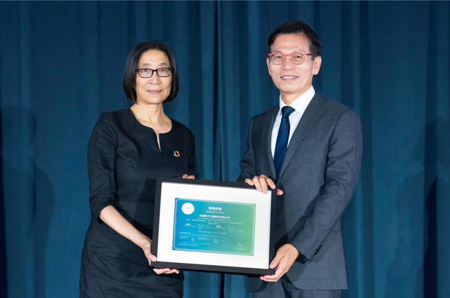 台达楼宇自动化解决方案事业群副总经理江文兴(右)代表台达领取「Works with WELL」授权证书，由国际WELL建筑研究院亚洲区总裁雪娅授证。图／台达提供