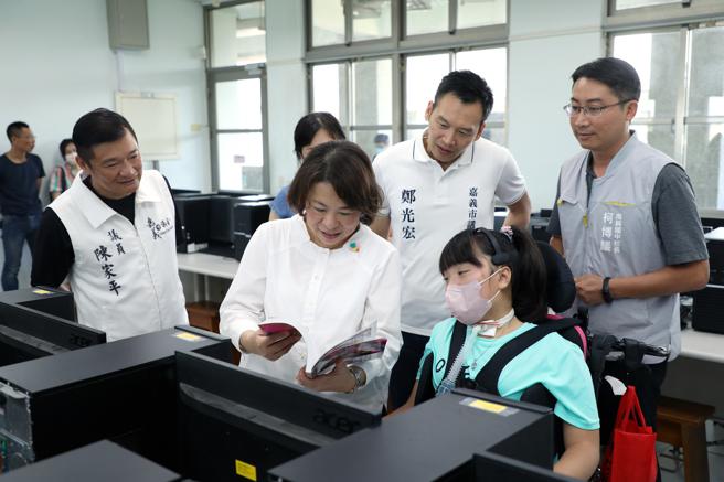 黄敏惠送绘画工具书给珣珣（图片来源：嘉义市政府提供）