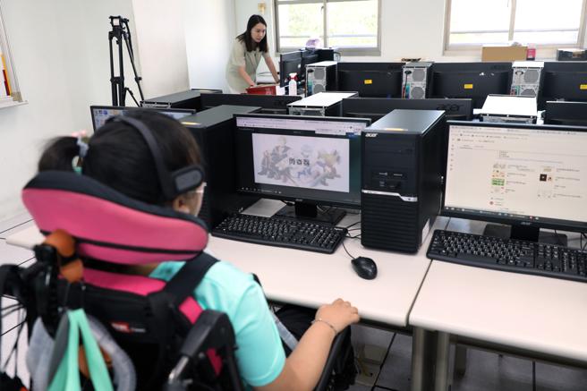 珣珣运用辅助科技完成许多作品（图片来源：嘉义市政府提供）