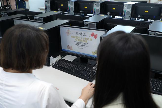 黄敏惠观看珣珣学习成果 （图片来源：嘉义市政府提供）