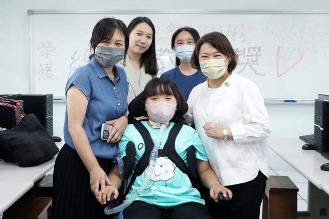 张羿珣奋发向上、不畏困境、热爱生命的学习精神，让她获得总统教育奖（图片来源：嘉义市政府提供）