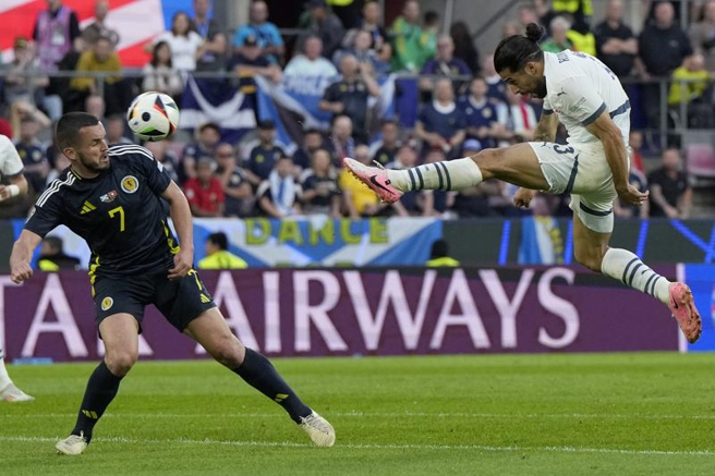 苏格兰John McGinn(左)与瑞士Ricardo Rodriguez抢球（美联社）