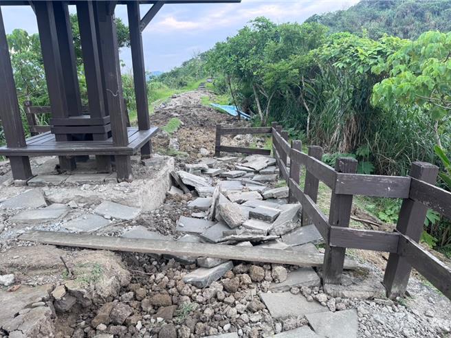 东海岸「大石鼻山步道」被地震震损，到10底仍封闭。（东管处提供／王志伟花莲传真）