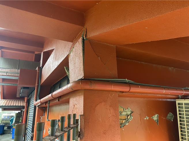 花莲矶崎海滨游憩区(海水浴场）内餐厅结构因地受损，暂时关闭。（东管处提供／王志伟花莲传真）