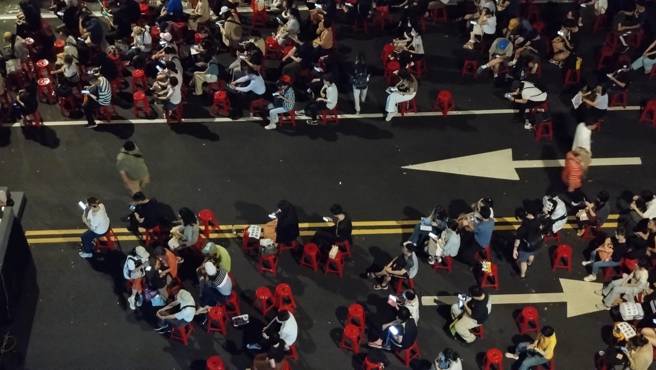 台湾公民阵线等团体19日在立法院周边举行「公民反国会滥权，重返立法院集结」行动，晚间民眾持续在现场表达诉求，不復见刚开始时万人支持的场景。（资料照片/王英豪摄）