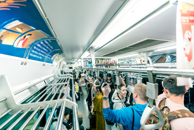 法國大眾運輸對博愛座有明確定義，老人在禮讓次序中排名最後。（示意圖，shutterstock／達志）