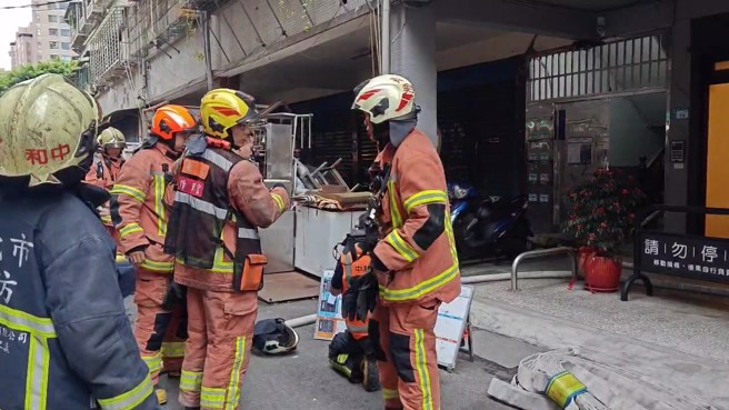 消防队在现场进行射水抢救。（翻摄画面）